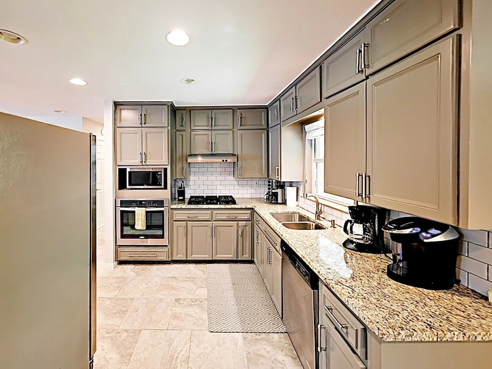 3BR 2BA Remodeled Rosedale House by RedAwning