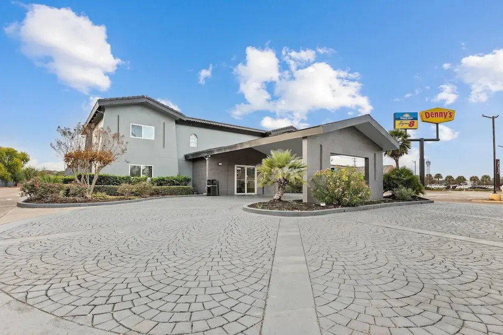 Days Inn & Suites by Wyndham Texas City - Galveston Area