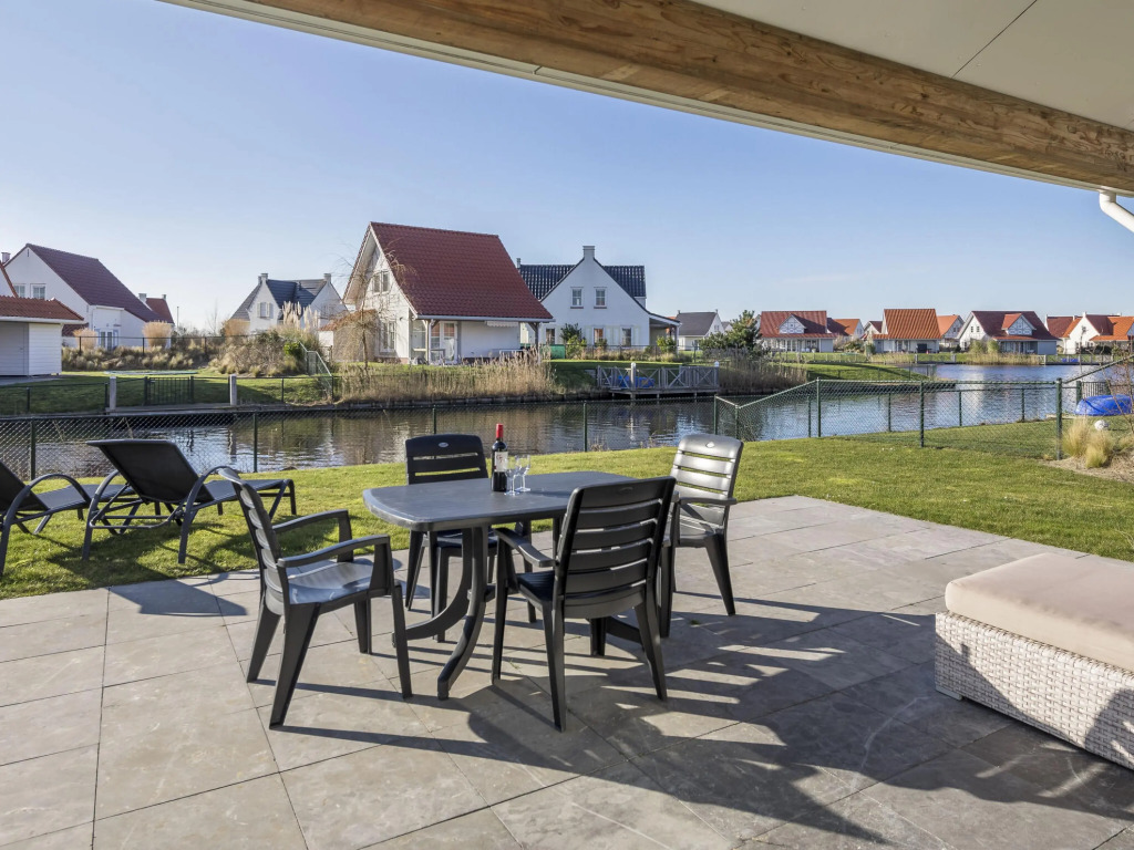 Detached villa with microwave, in a holiday park 400 m from the beach