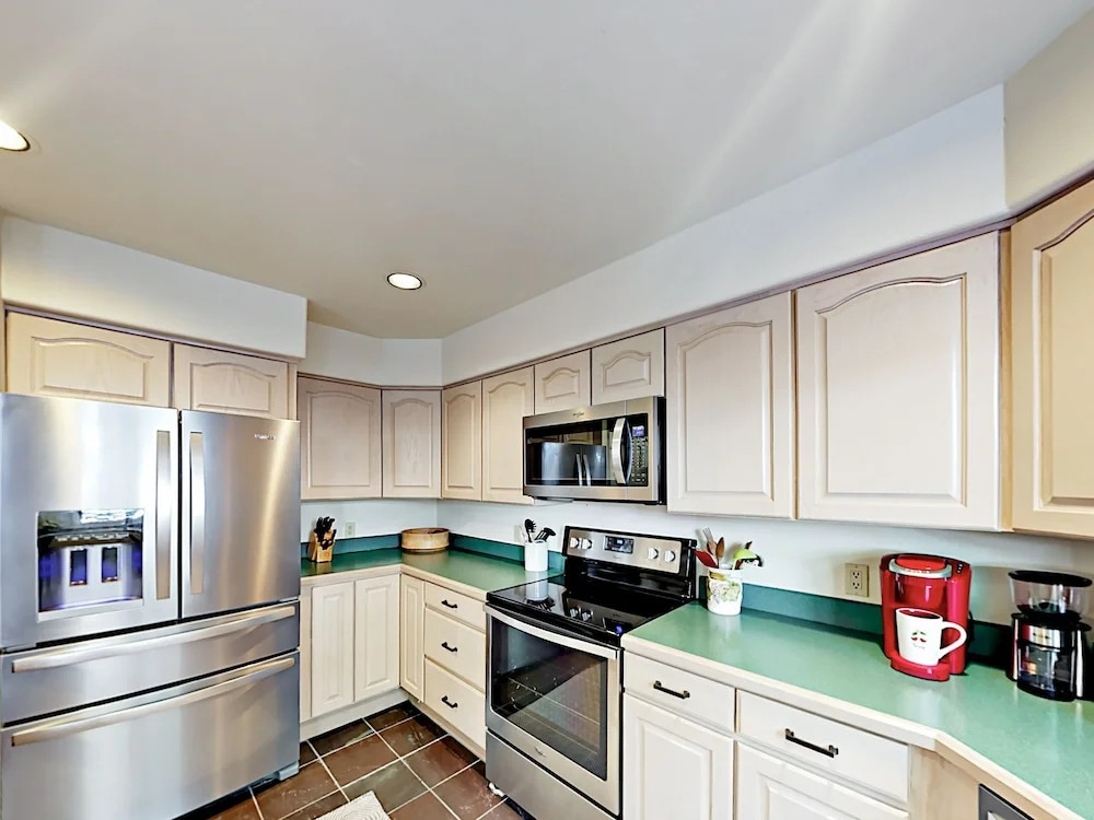 Exclusive Mountain Retreat #B - 4 Br Duplex
