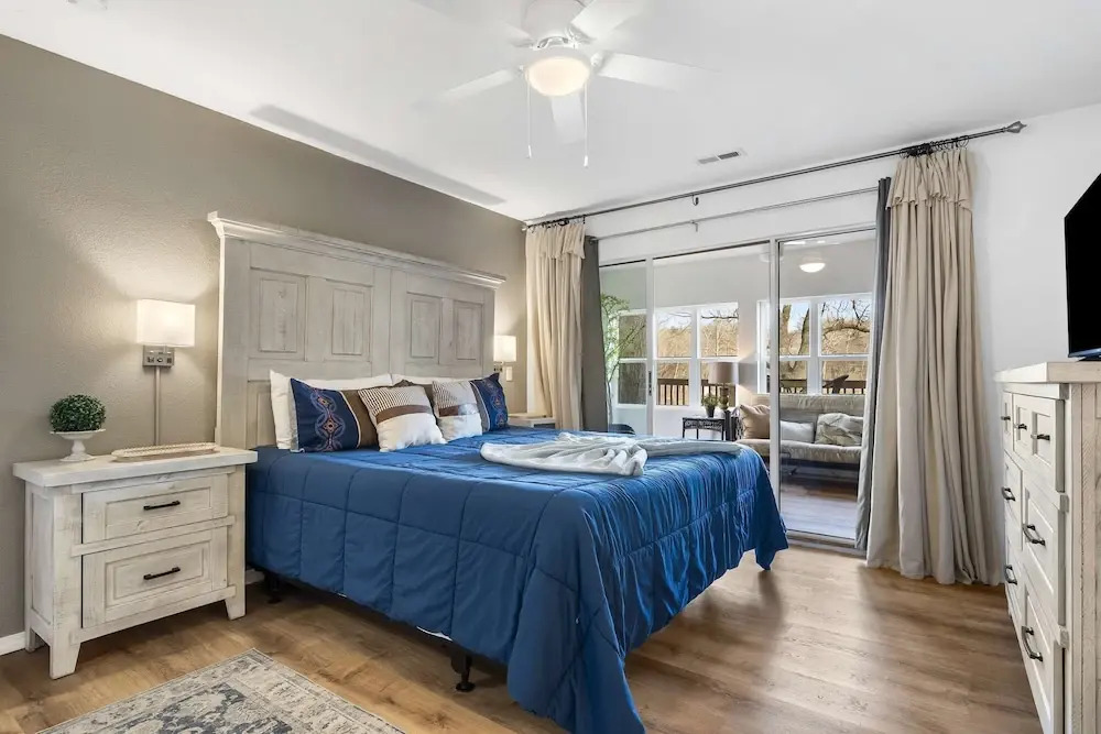 Lake Front Escape For 8!