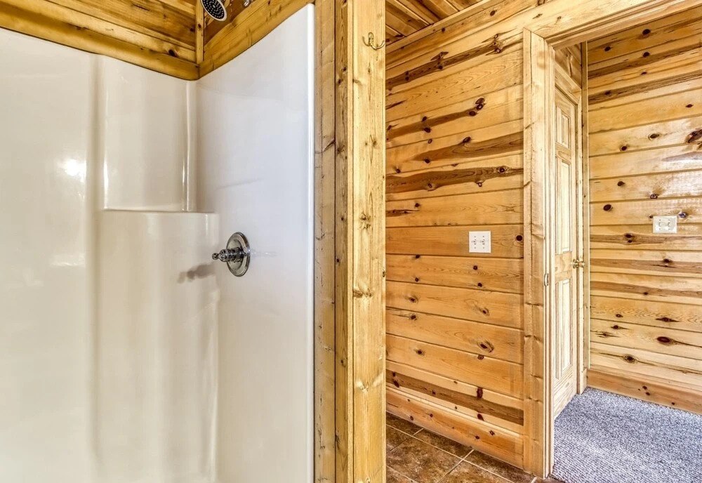 The Wildlife Lodge - Great Location! Close To Tanger Outlets! 5 Bedroom Cabin by RedAwning