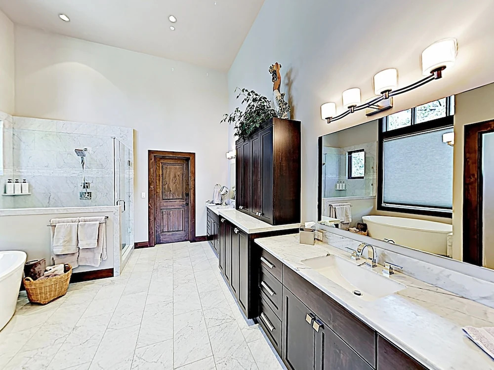 New Listing! All-suite Dream Lodge Near Top Skiing 3 Bedroom Home