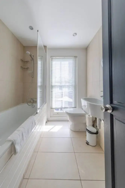 Stylish 2 Bedroom Home in Islington With Garden