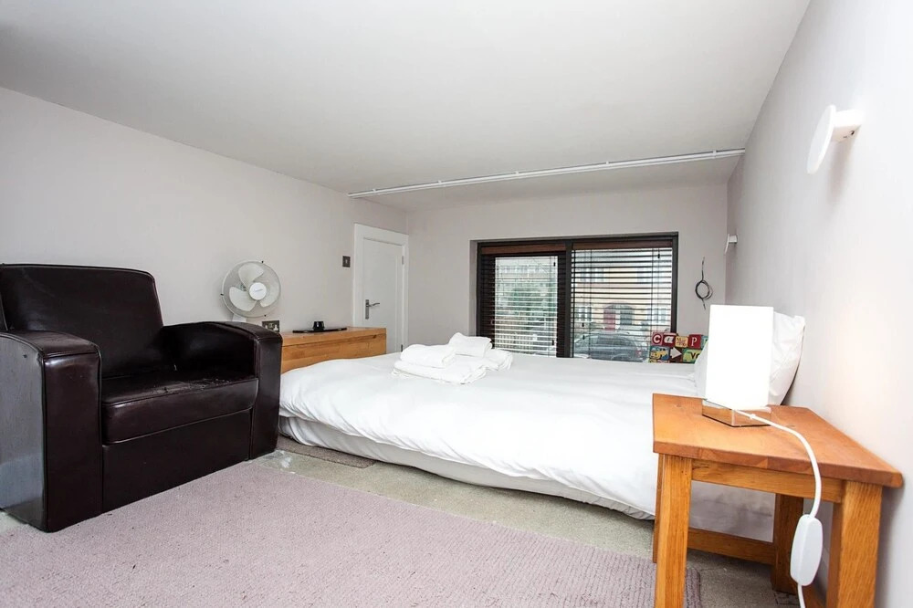 Contemporary 3 Bedroom Apartment In Battersea