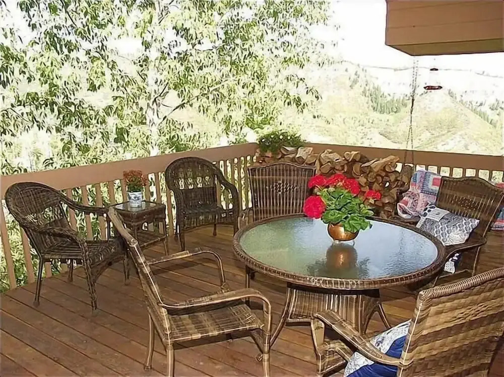327 Deer Ridge Ln