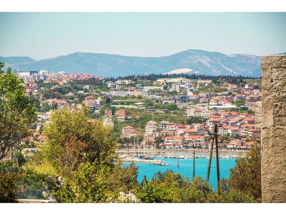 Modern 3 Bedroom Apartment, With 2 Bathrooms, Kitchen, Living Room and Airco