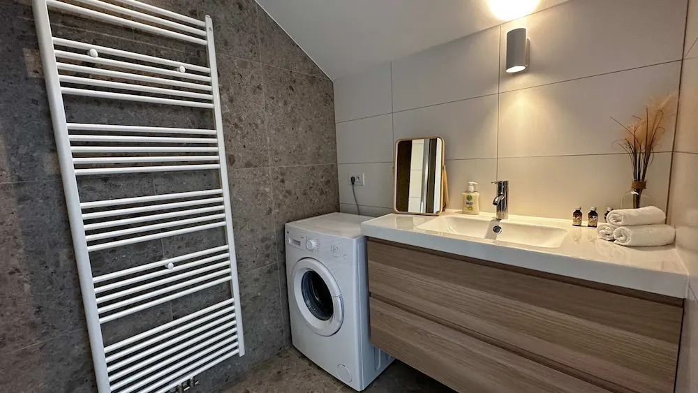 Luxury 1BR Near Fashion District by Oneluxstay