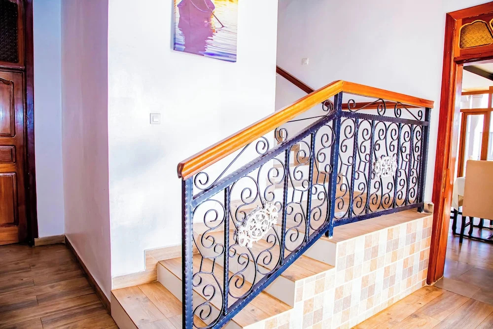 Netluna Villa Hotel & Tours