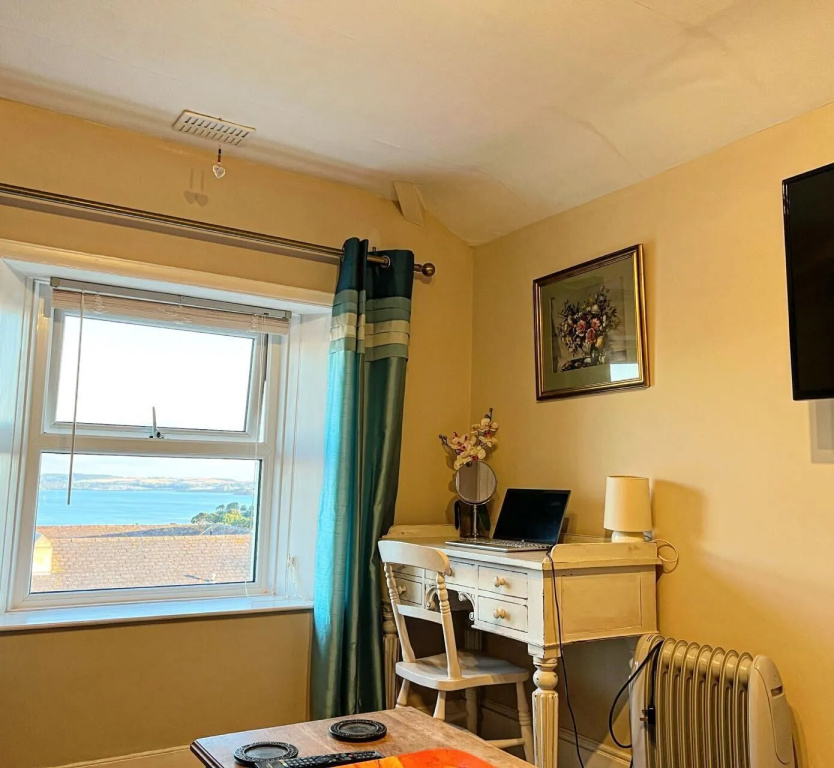 Ascot House Hotel