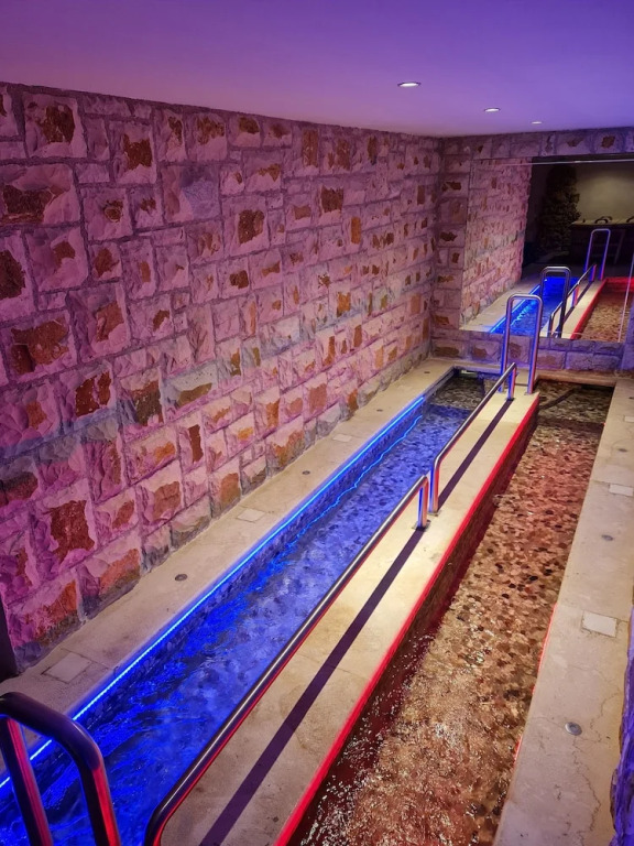 2-bedroom, Sleeps 4, Free Parking