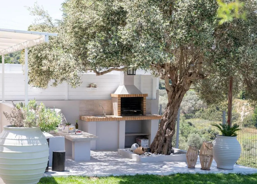 Elegant new villa,with pool,BBQ, ping pong table & gym facilities, just 2km from the town!