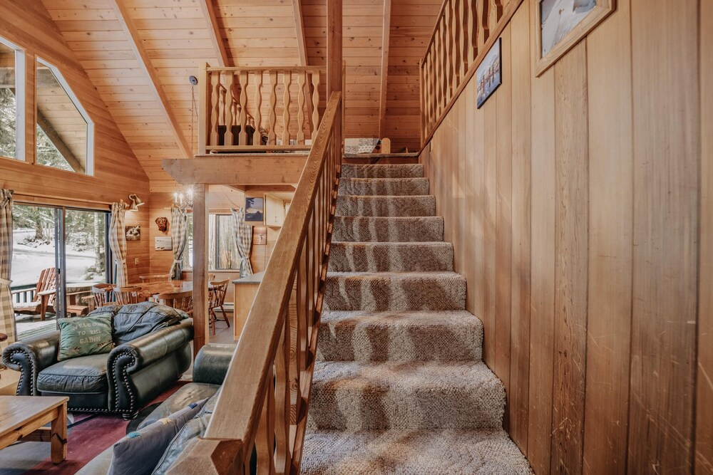 Mt Baker Rim Cabin #53 - A Cozy Cabin With a Open Fire Place and Outdoor hot tub