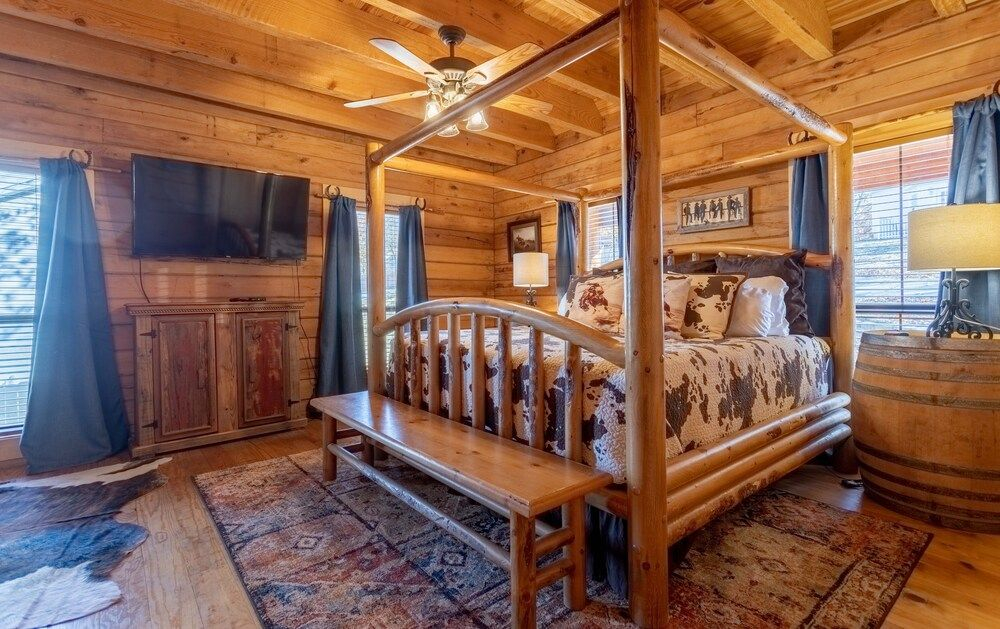 The Lazy K 3 Bedroom Cabin by RedAwning