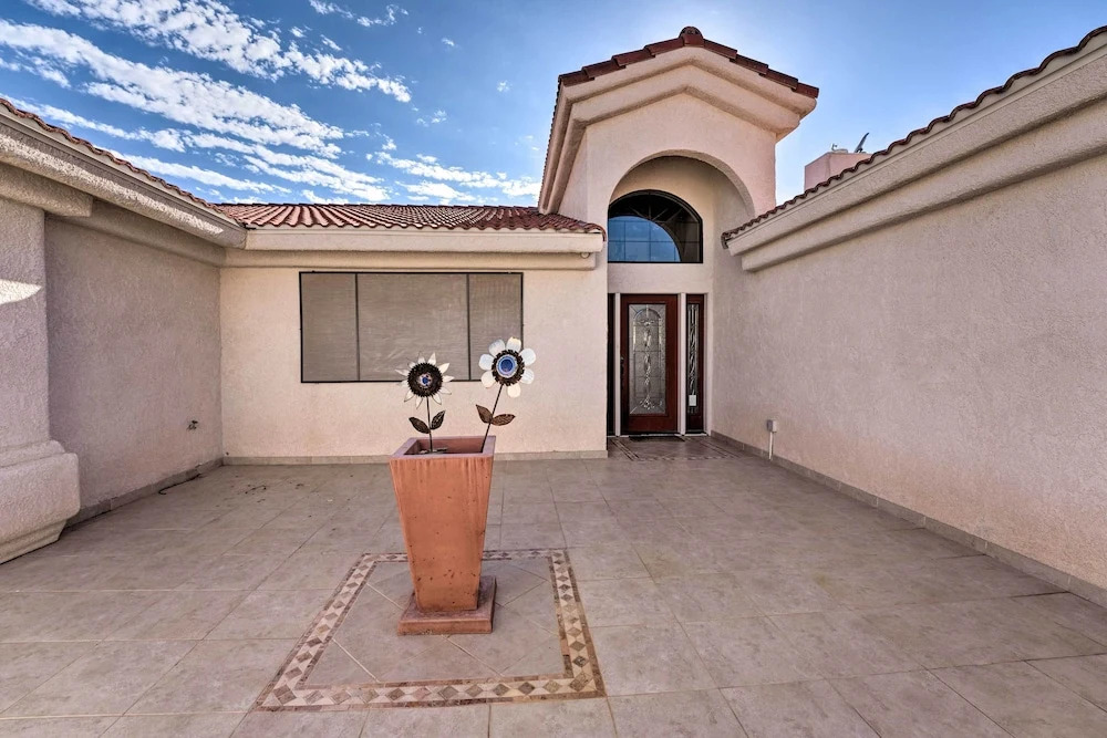 Pool & Game Room: Pet-friendly Lake Havasu Gem