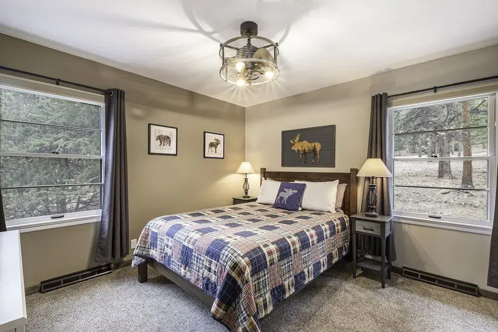 Aspen View Getaway - Monthly Long-term Vacation Rental 30+ Days -- Estes Park 4 Bedroom Home by RedAwning