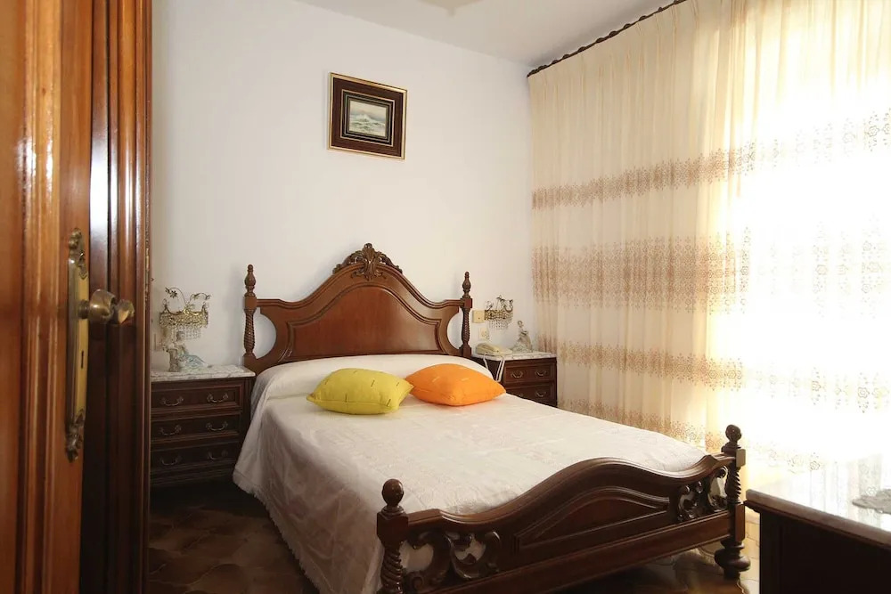 House - 5 Bedrooms with Sea views - 107775