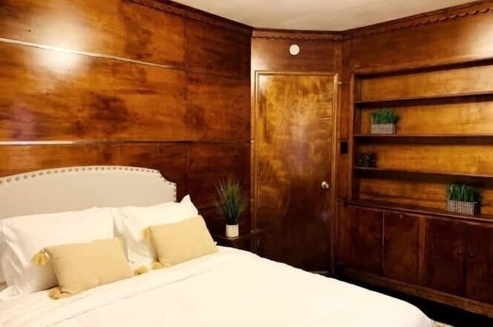 Spacious 5br Sleeps 10 University District 5 Bedroom Home