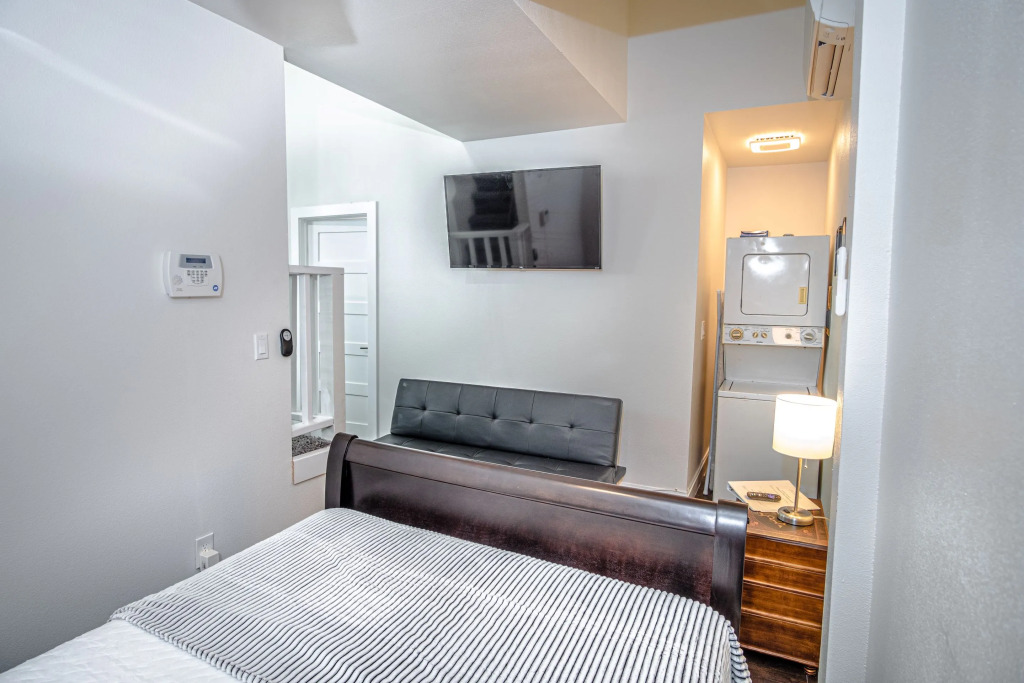Guest House with Loft near Downtown