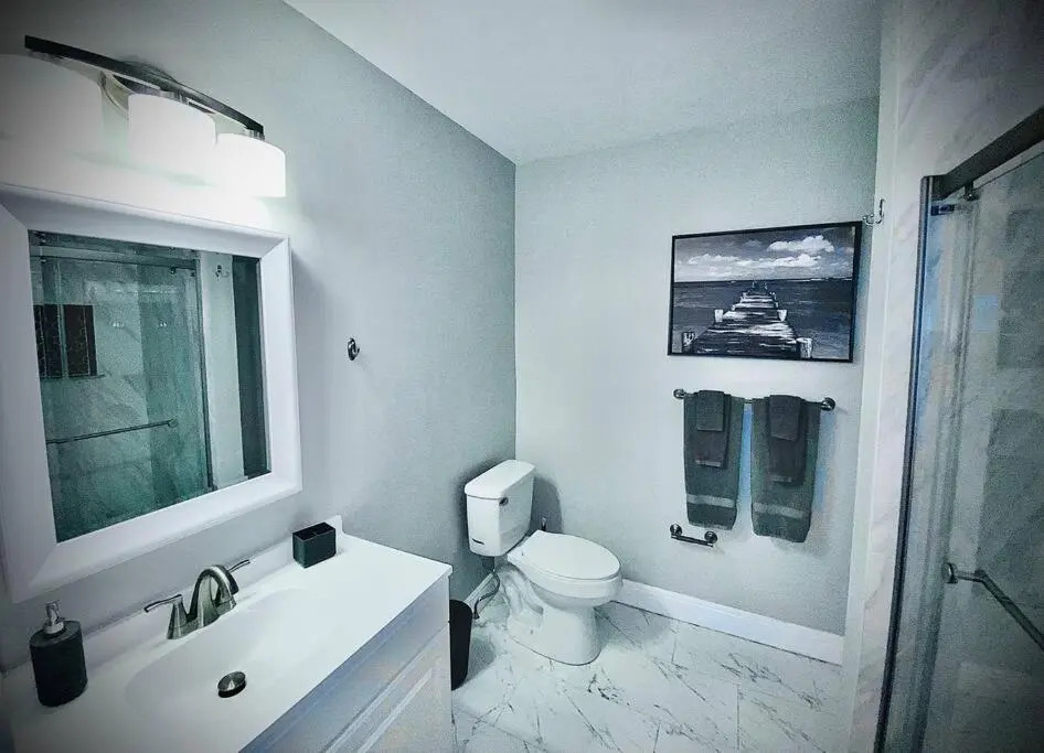 Secret Serenity! Roomy! Pool! 5 min from Beach!