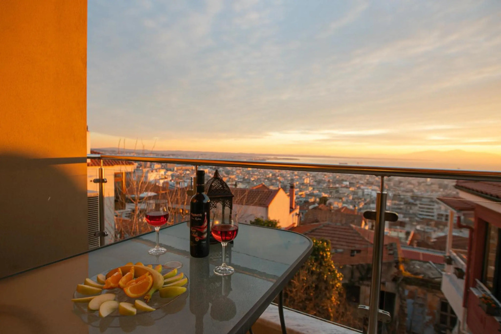 Stunning city view apt & parking space at Old town