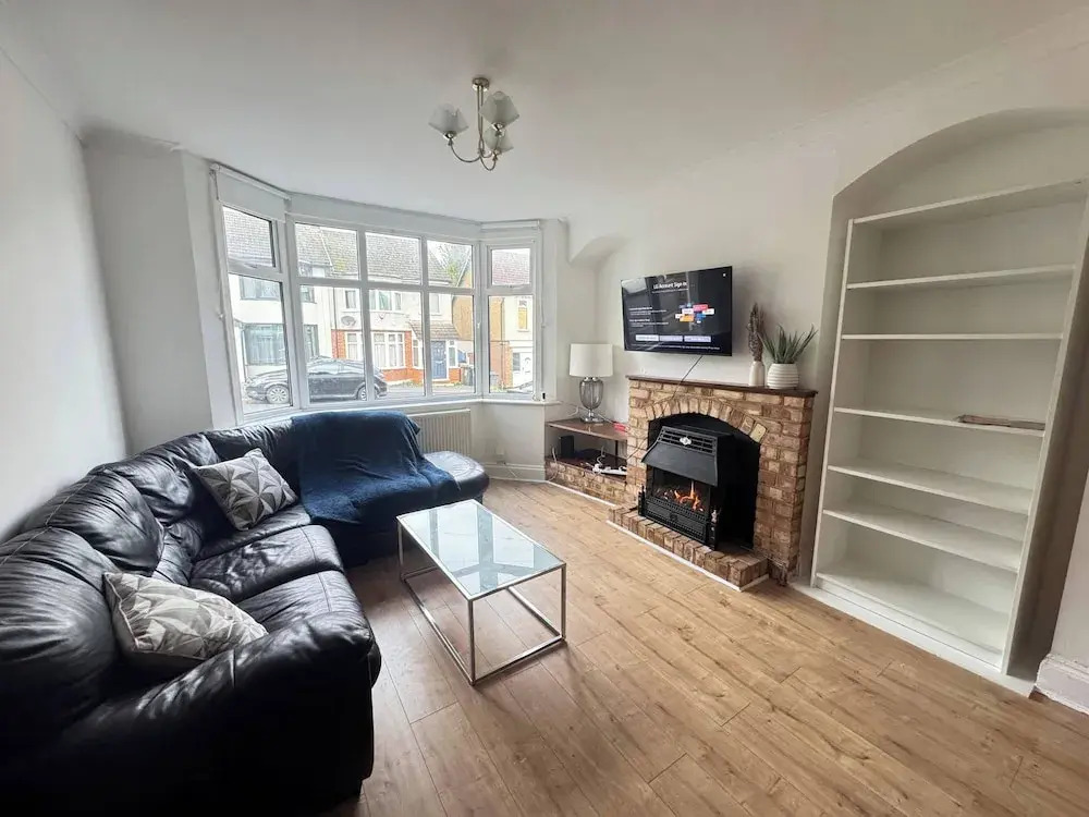 Charming Luton Home for Families & Business Stays