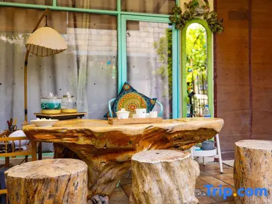 The Secret Garden of Weizhou Island Rabbit B&B (Shell Beach Colorful Beach Branch)