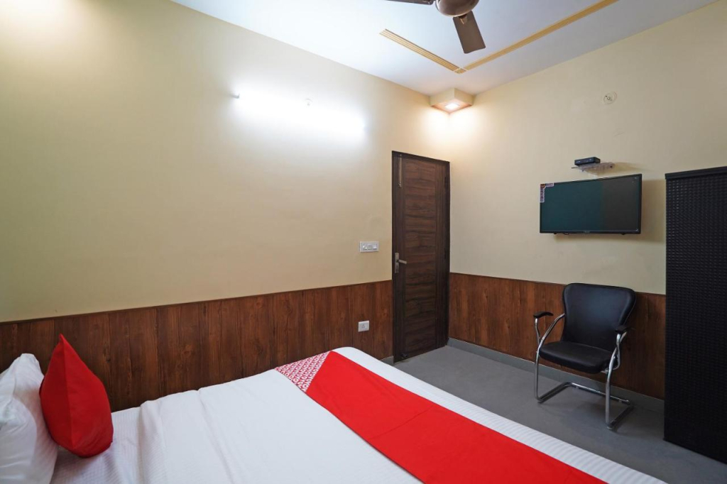 Qlark White Palace by OYO Rooms