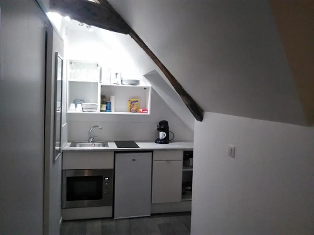 L'établissement LA PLAGE A 2 PAS , vous propose 4 appartements neufs avec services , lits faits à votre arrivée , serviettes de toilette , ménage , Wifi , en hyper centre , Vue mer à 50m , tout est accessible à pied
