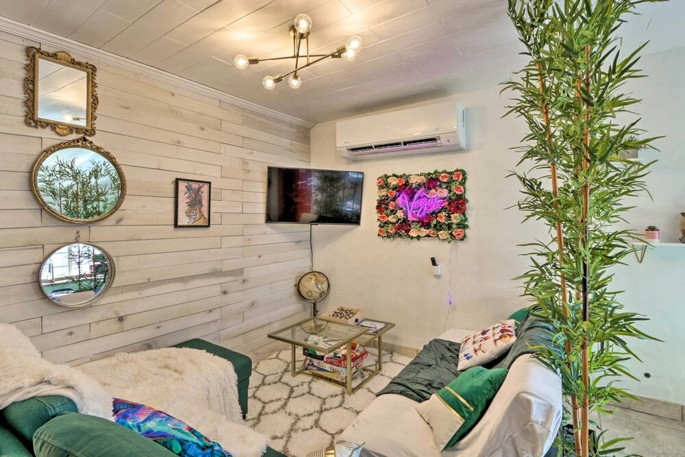 'the Goat Hut' Studio Casita: 11 Mi to Strip!