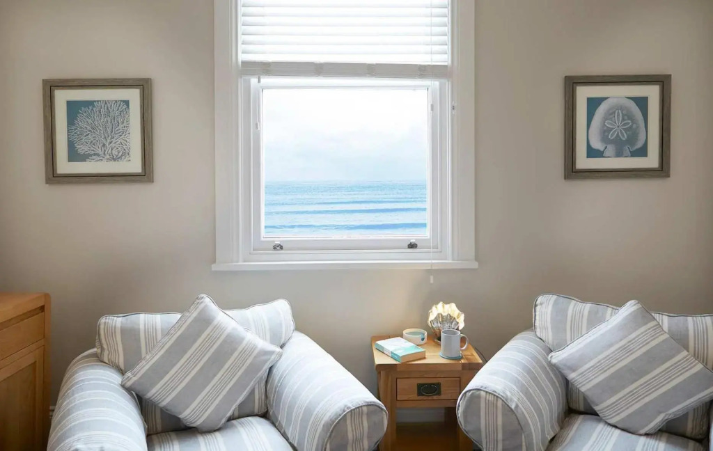Beachfront Apartment Chloe - Right on the front - Beautifully furnished - Light bright and Airy