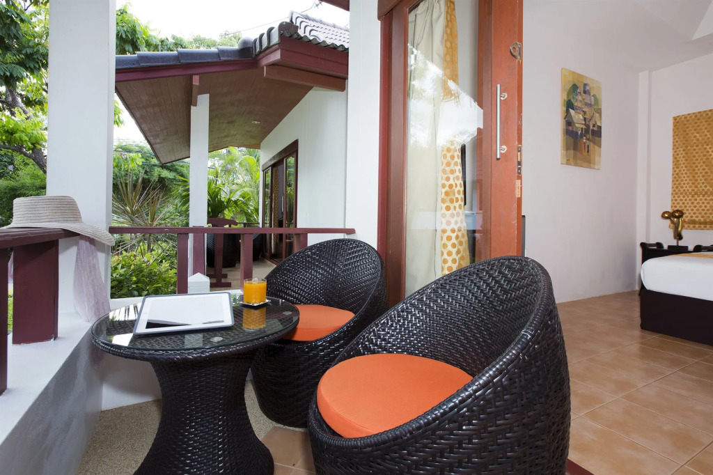 The Cosy Maenam Beach Resort