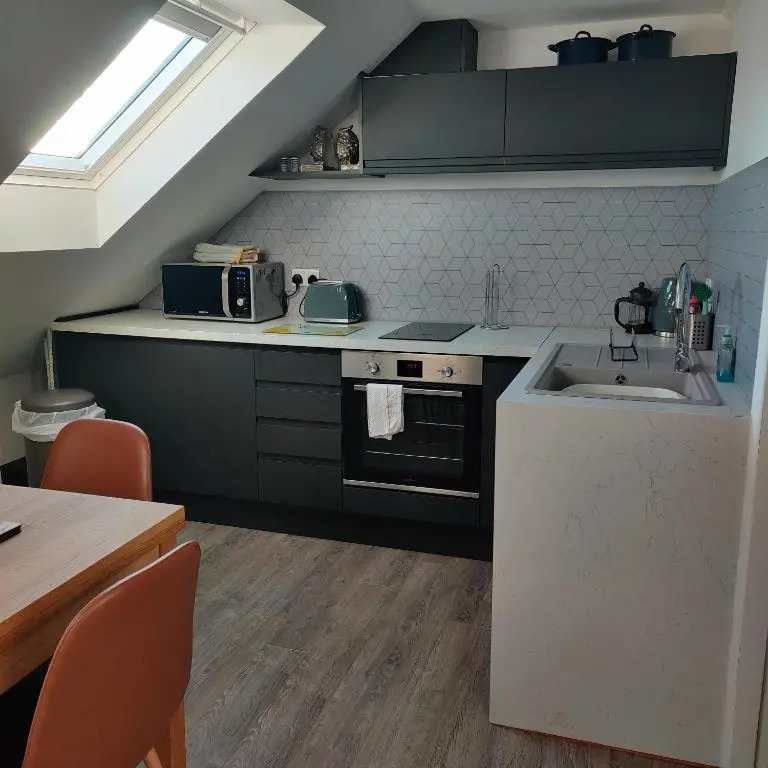 Delightful & Picturesque Modern Detached Apartment, Next to Chester Zoo, Near Park and Ride to City Centre