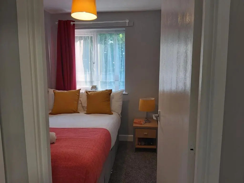 The Maltings - Huku Kwetu Dunstable - Spacious Business Travellers- 2 Bedroom 2nd floor Serviced Apartment -Private Parking- Free Wifi