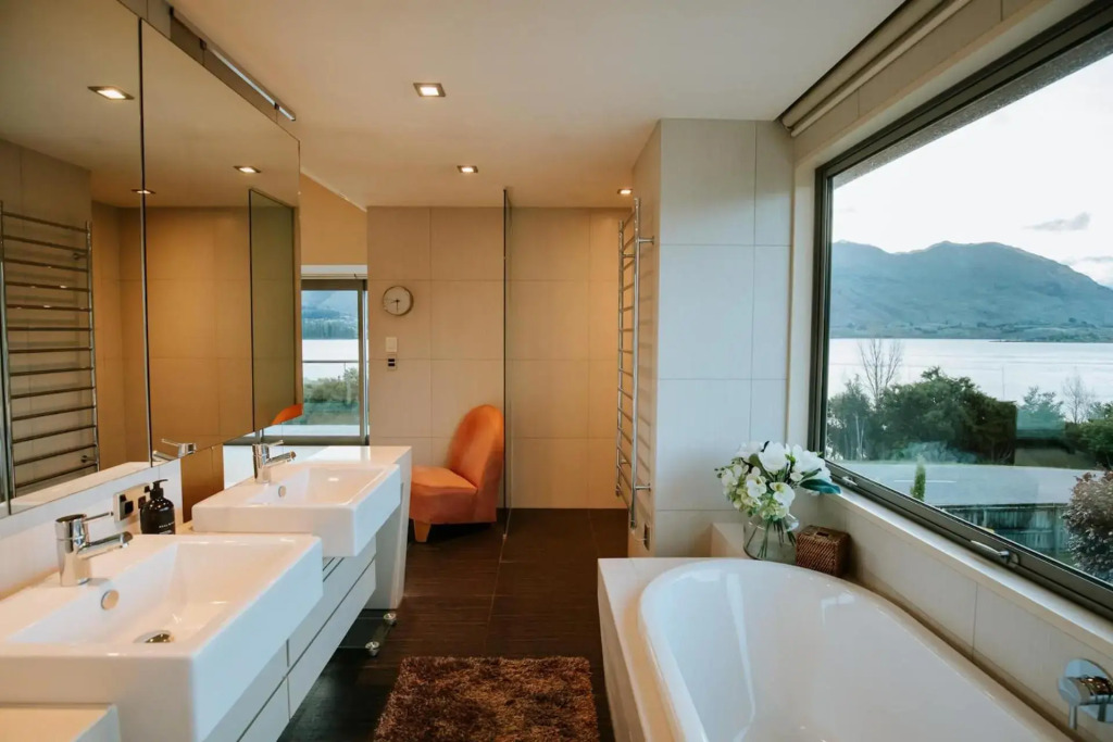 Lakeside Road - Sleeps 8 - Lake Views - Lake Front