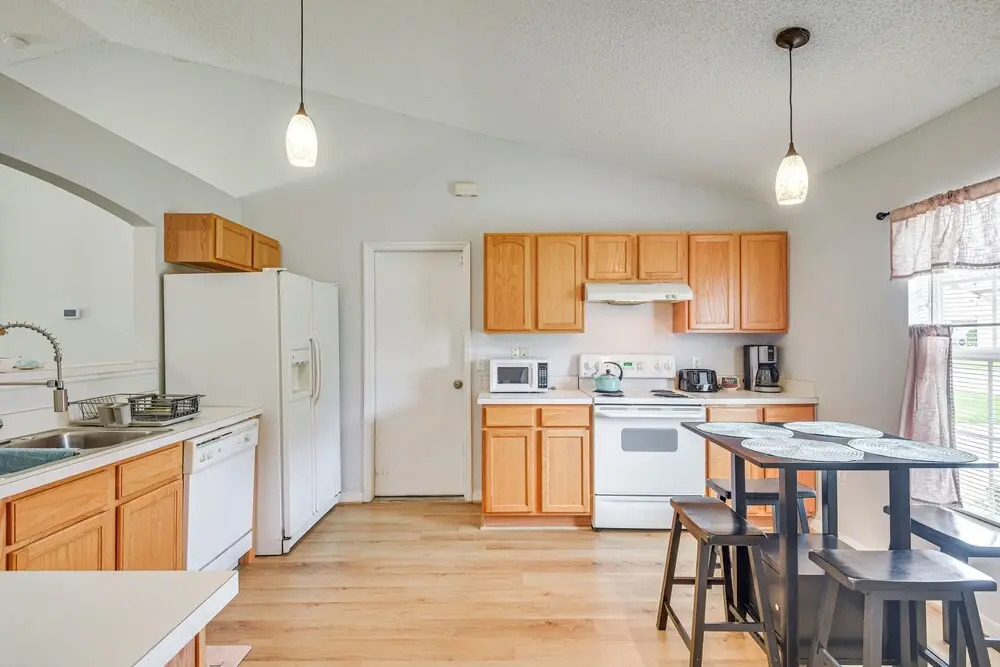 6 Mi to Downtown: Bright Palm Coast Getaway!