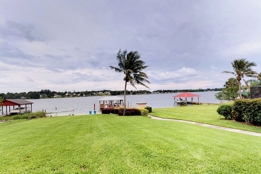Dog-friendly Lakefront Home With Private Dock & Beach - Snowbirds Welcome