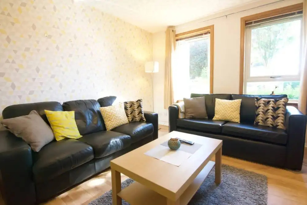 Modern 2 Bedroom Ground Floor Flat with Parking