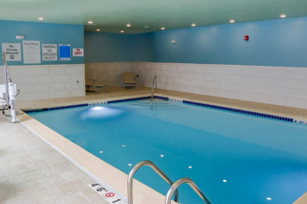Holiday Inn Express & Suites - Detroit North - Roseville by IHG