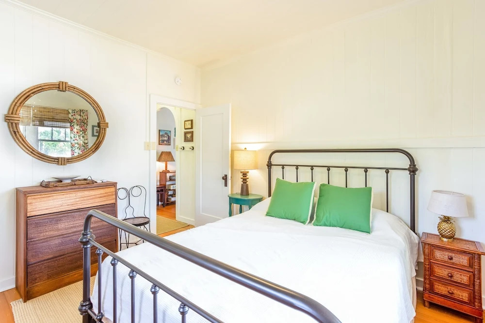 Upgraded 2br W/ Diamond Head Views - Walk To Beach 2 Bedroom Cottage