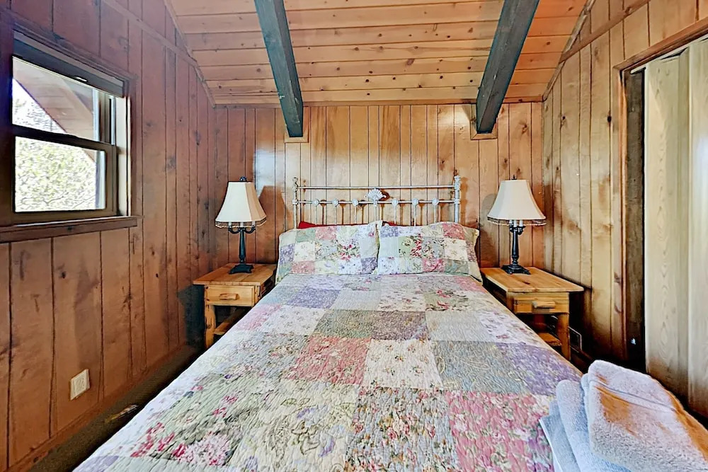 Beautiful Log House: Large Deck & Private Hot Tub 3 Bedroom Home