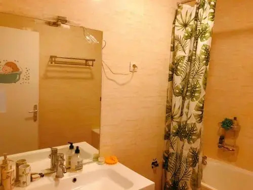 A Simple Bedroom In A Shared Apartment 20 Min To Paris Center