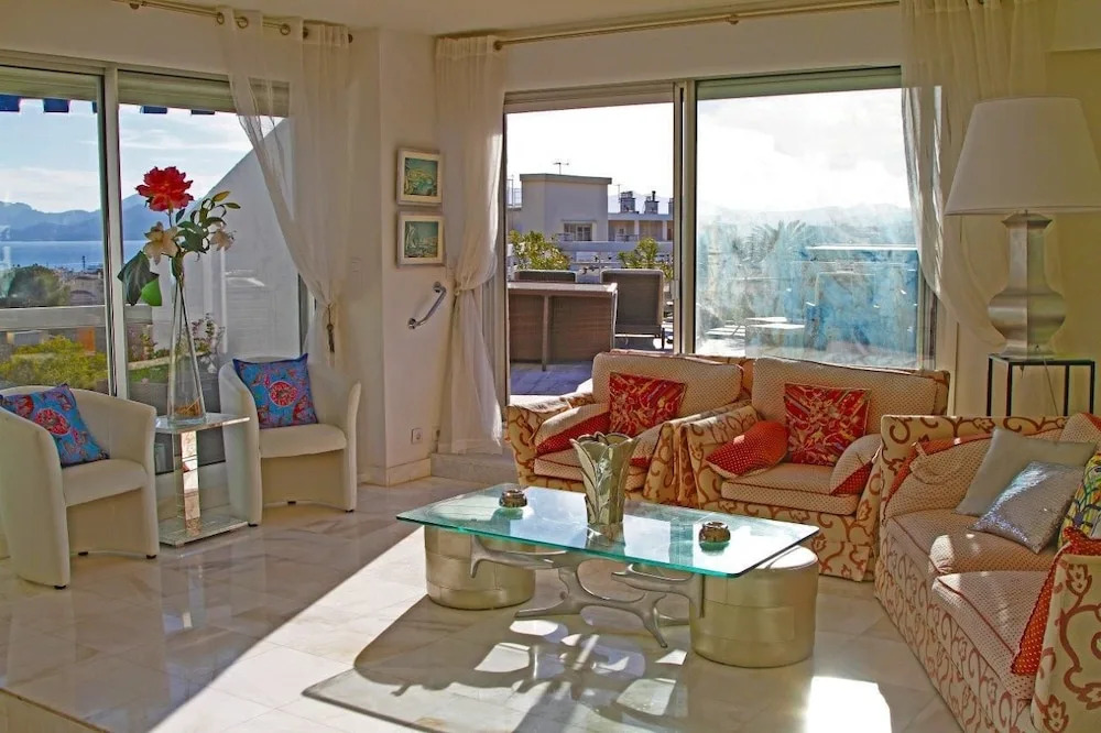 Suites in Cannes Center Sea View
