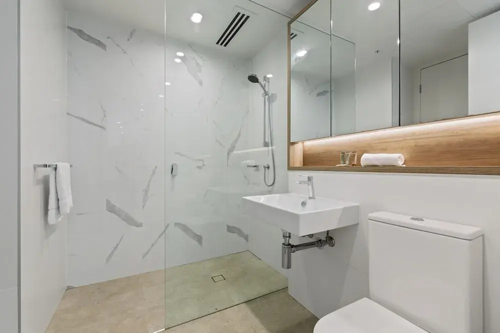 Luxe 2-bed: Modern Interiors, Balcony & BBQ Area