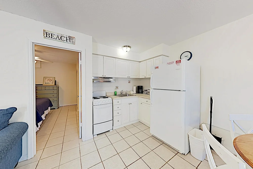 New Listing! Island Escape Steps To Stunning Beach 1 Bedroom Apts