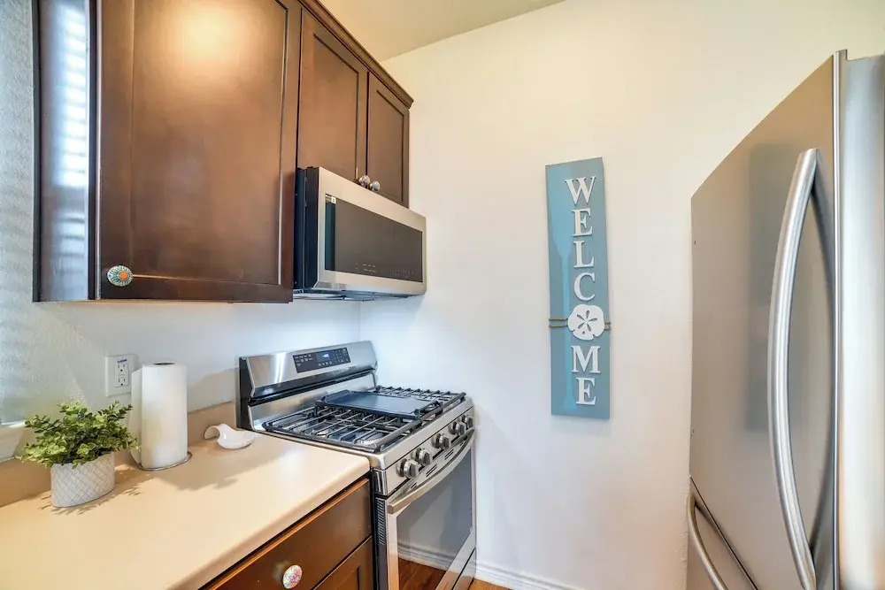Walk to Beach: Family Home w/ Patio in Galveston