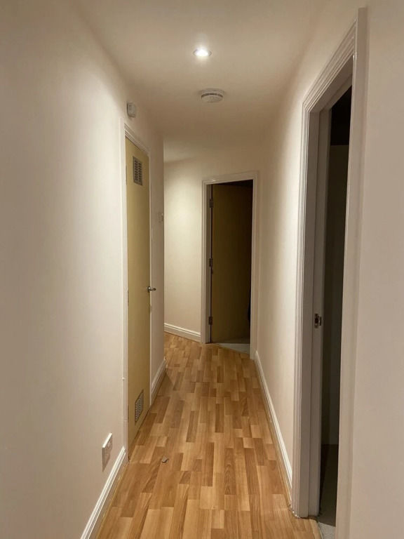 Royal Oak Apartment in Manchester Central Location