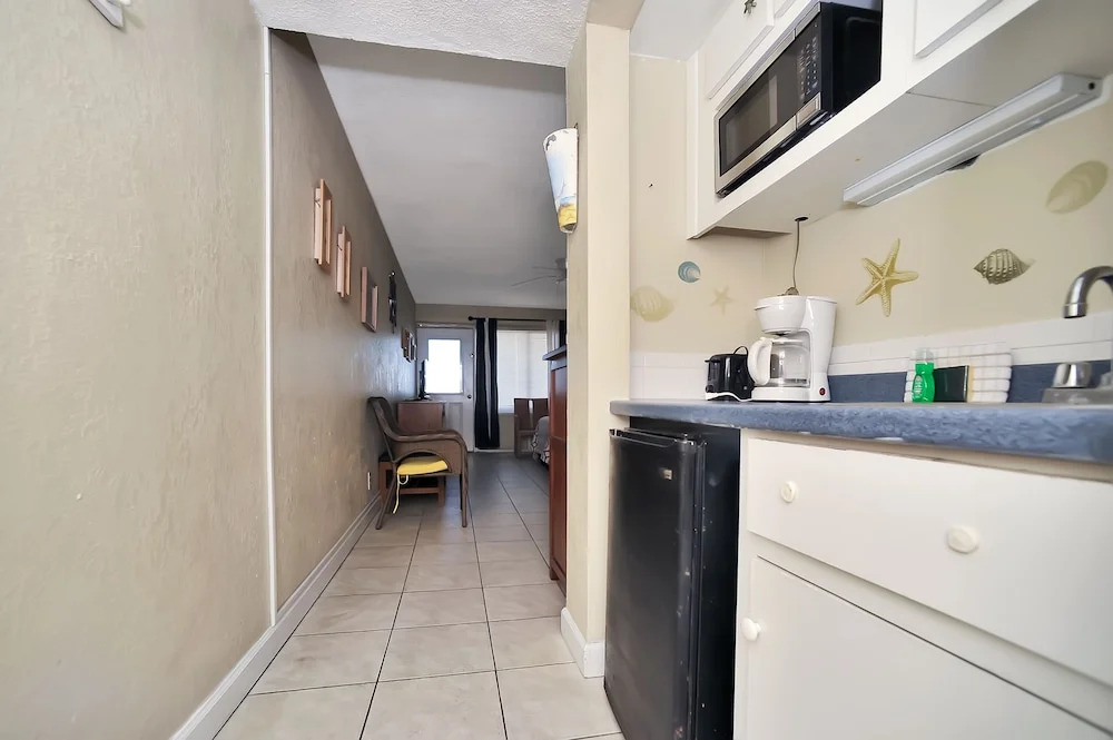 3rd Story Ocreanfront Studio W/views And A Pool 1 Bedroom Apts