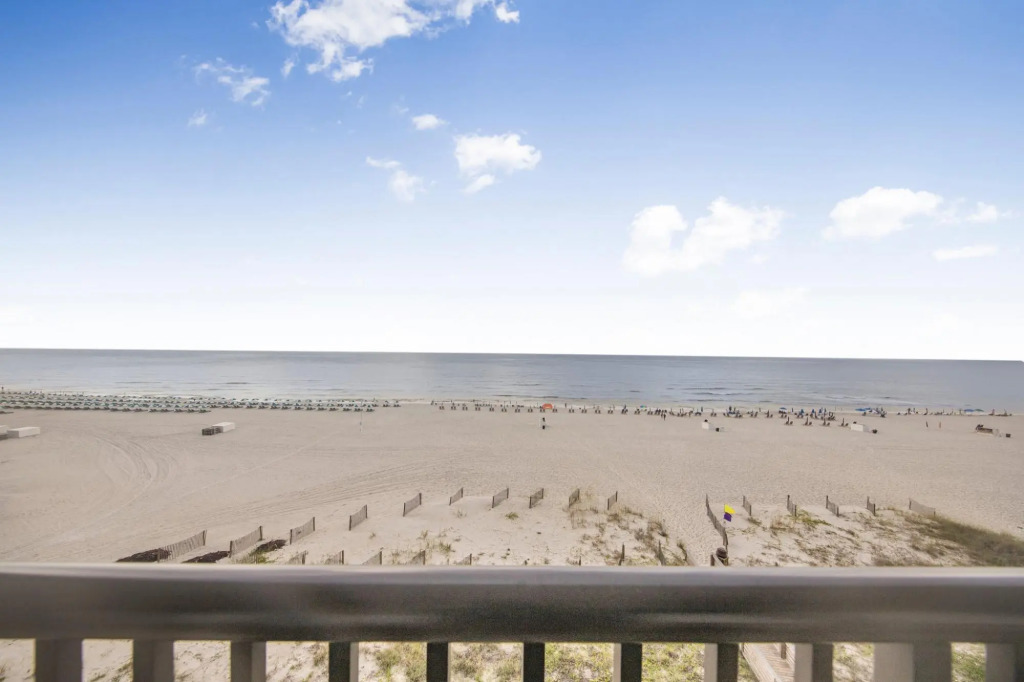 Beachfront condo with wraparound balcony & pools