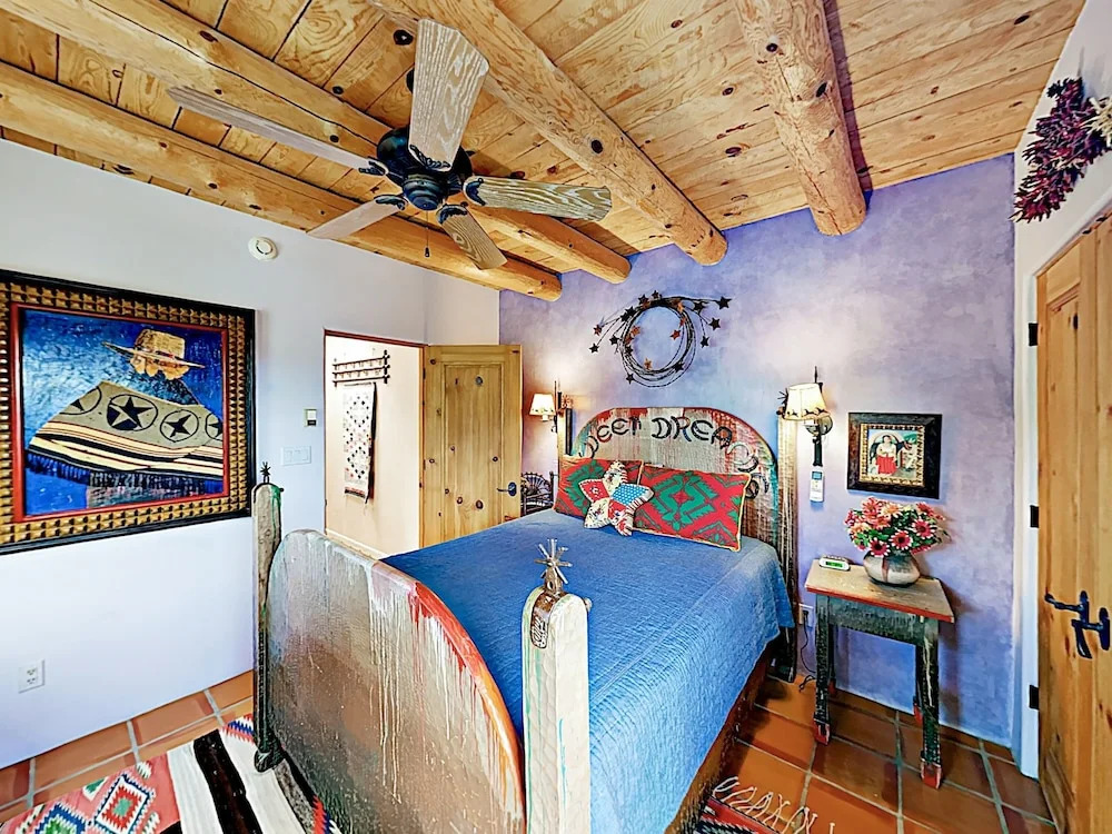 An Enchanting Casita W/ Patio & Kiva Fireplace Cottage